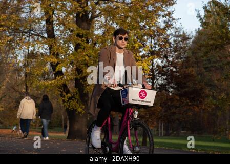 11/14/2020. Parco Stromovka. Praga. Repubblica Ceca. Un uomo sta guidando la sua bici al parco su una da invernale Foto Stock