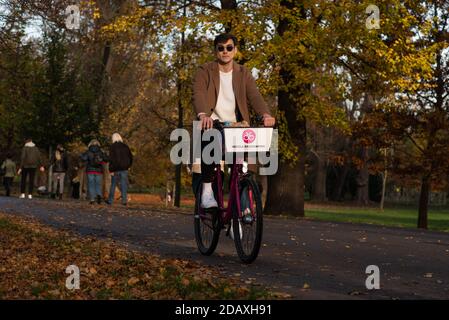 11/14/2020. Parco Stromovka. Praga. Repubblica Ceca. Un uomo sta guidando la sua bici al parco su una da invernale Foto Stock