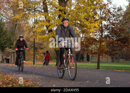 11/14/2020. Parco Stromovka. Praga. Repubblica Ceca. Un uomo sta guidando la sua bici al parco su una da invernale Foto Stock