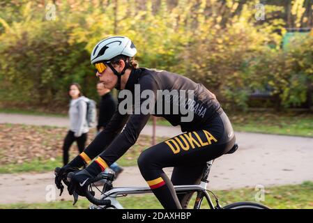 11/14/2020. Parco Stromovka. Praga. Repubblica Ceca. Un uomo sta guidando la sua bici al parco su una da invernale Foto Stock