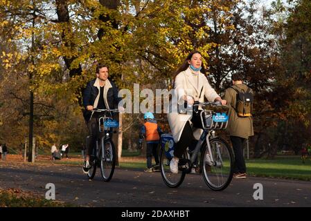 11/14/2020. Parco Stromovka. Praga. Repubblica Ceca. Una coppia sta guidando la sua bici al parco in una giornata invernale. Foto Stock