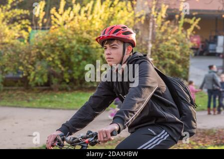 11/14/2020. Parco Stromovka. Praga. Repubblica Ceca. Un uomo sta guidando la sua bici al parco su una da invernale Foto Stock