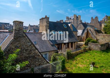 Dinan, Francia - 26 agosto 2019: Vista ad alto angolo di Dinan con vecchie strade acciottolate e case medievali in pietra, Bretagna francese Foto Stock