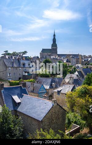 Dinan, Francia - 26 agosto 2019: Vista ad alto angolo di Dinan con vecchie strade acciottolate e case medievali in pietra, Bretagna francese Foto Stock