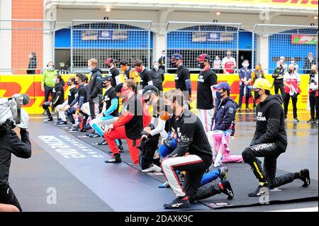 15 novembre 2020, Istanbul Park Circuit, Istanbul, Formula 1 DHL Turkish Grand Prix 2020, nella foto i piloti si inginocchiano durante la presentazione | utilizzo in tutto il mondo Foto Stock