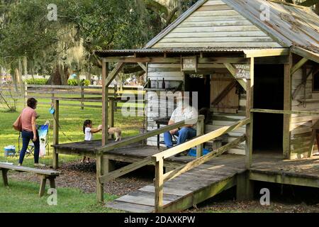 New Orleans, Stati Uniti. 15 novembre 2020. La gente visita un cottage durante il Destrehan Plantation's Fall Event a New Orleans, Louisiana, Stati Uniti, il 14 novembre 2020. L'evento autunnale annuale della Destrehan Plantation si è tenuto qui nel fine settimana, attirando la gente ad esplorare la piantagione con le mostre di artigianato offerte dai venditori in tutti gli Stati Uniti. Credit: LAN Wei/Xinhua/Alamy Live News Foto Stock