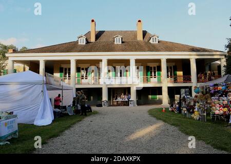 New Orleans, Stati Uniti. 15 novembre 2020. La gente visita le bancarelle durante il Destrehan Plantation's Fall Event a New Orleans, Louisiana, Stati Uniti, il 14 novembre 2020. L'evento autunnale annuale della Destrehan Plantation si è tenuto qui nel fine settimana, attirando la gente ad esplorare la piantagione con le mostre di artigianato offerte dai venditori in tutti gli Stati Uniti. Credit: LAN Wei/Xinhua/Alamy Live News Foto Stock