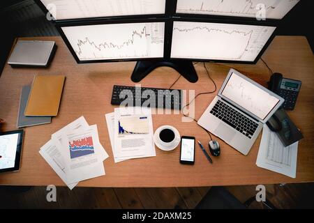 Ambiente di lavoro con diagramma di criptovaluta su monitor moderni Foto Stock