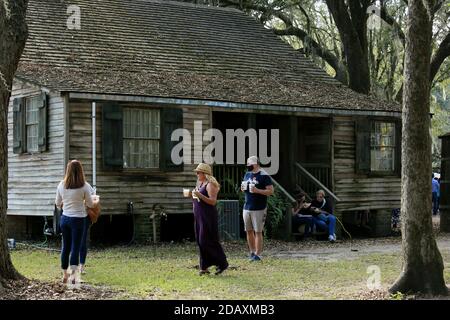 New Orleans, Stati Uniti. 15 novembre 2020. La gente apprezza il cibo durante l'evento autunnale della Destrehan Plantation a New Orleans, Louisiana, Stati Uniti, il 14 novembre 2020. L'evento autunnale annuale della Destrehan Plantation si è tenuto qui nel fine settimana, attirando la gente ad esplorare la piantagione con le mostre di artigianato offerte dai venditori in tutti gli Stati Uniti. Credit: LAN Wei/Xinhua/Alamy Live News Foto Stock