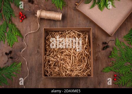 Aprire la confezione regalo di Natale con carta Foto Stock