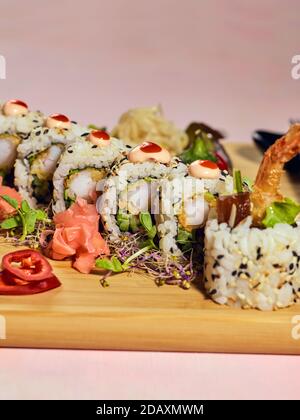 Gamberi fritti in rotolo tempura California Maki. Realizzato con gamberi Black Tiger in tempura, lattuga e formaggio Philadelphia arrotolato in riso con semi di sesamo. Foto Stock
