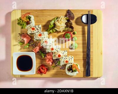 Gamberi fritti in rotolo tempura California Maki. Realizzato con gamberi Black Tiger in tempura, lattuga e formaggio Philadelphia arrotolato in riso con semi di sesamo. Foto Stock