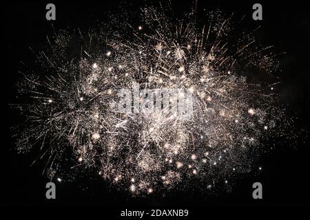 Una grande esplosione d'oro di fuochi d'artificio sulla notte falò. Foto Stock