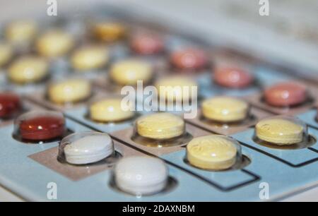 Un pacchetto completo di 28 pillole contraccettive combinate Qlaira Foto Stock
