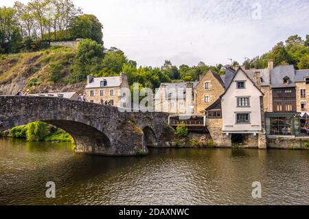 Dinan, Francia - 26 agosto 2019: Vista del ponte medievale sul fiume Rance e il porto della città di Dinan, Bretagna francese Foto Stock