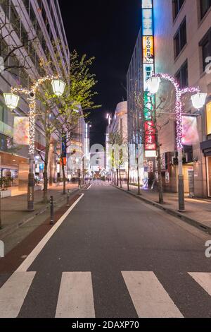 ikebukuro, giappone - dicembre 31 2019: Vista notturna delle illuminazioni natalizie sui lampioni della Sunshine Street all'uscita est di Ikebukuro t Foto Stock