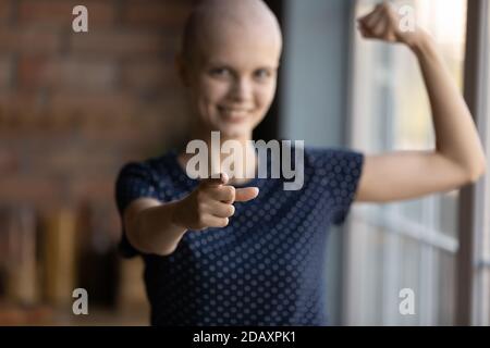 Donna ottimista diagnosticata con oncologia che incoraggia i pazienti oncologici a lottare Foto Stock