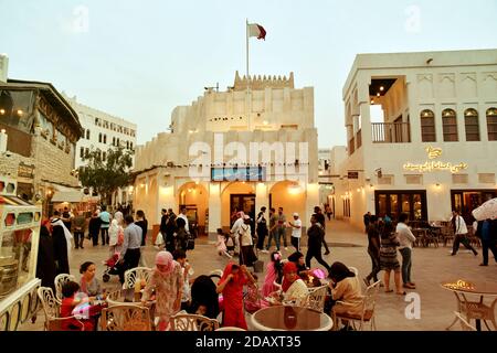 DOHA, QATAR - 30 DICEMBRE 2019: Via Souq nel quartiere di Souq Waqif, area storica restaurata con esempi perfetti di autentici residenziali e t Foto Stock