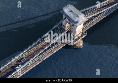 Budapest, Ungheria - Vista aerea dall'alto del famoso Ponte delle catene di Szechenyi con la sagoma del ponte sul Danubio al tramonto Foto Stock