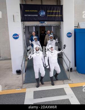 Cape Canaveral, Stati Uniti d'America. 15 novembre 2020. Gli astronauti della NASA SpaceX Commercial Crew One escono dal Neil A. Armstrong Operations e Checkout Building per partire per il complesso di lancio 39A per il liftoff al Kennedy Space Center 15 novembre 2020 a Cape Canaveral, Florida. Gli astronauti della NASA Victor Glover, davanti a sinistra, Mike Hopkins, davanti a destra, Shannon Walker, dietro a sinistra, e l'astronauta JAXA Soichi Noguchi, dietro a destra, indossando tute di lancio SpaceX ACES. Credit: Joel Kowsky/NASA/Alamy Live News Foto Stock