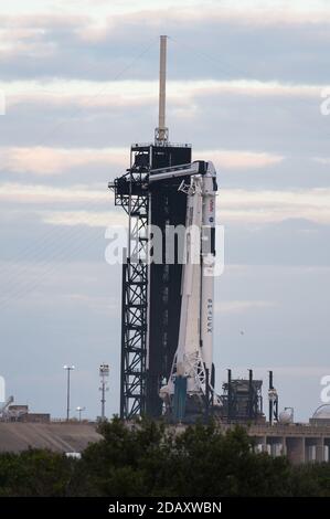 Cape Canaveral, Stati Uniti d'America. 15 novembre 2020. Il razzo SpaceX Falcon 9 che trasporta la navicella spaziale Crew Dragon a bordo del complesso di lancio 39A al Kennedy Space Center 15 novembre 2020 a Cape Canaveral, Florida. La missione della NASA SpaceX Crew-1 è stata ritardata a causa delle condizioni meteorologiche e si prevede che verrà lanciata oggi con la prima missione di rotazione dell'equipaggio della SpaceX Crew Dragon alla Stazione spaziale Internazionale. Credit: Aubrey Gemignani/NASA/Alamy Live News Foto Stock