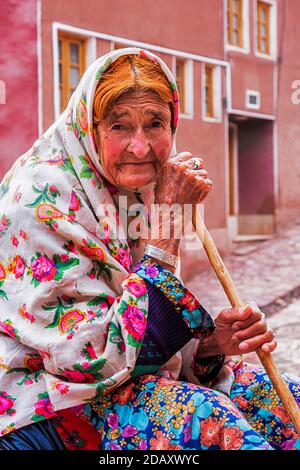 Ritratto di vecchia donna ad Abyaneh. Abyaneh è un antico borgo caratterizzato da una caratteristica tonalità rossastra. Foto Stock