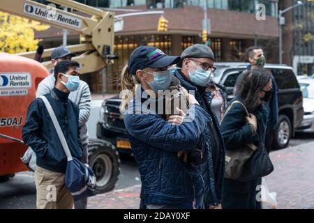 New York, NY - 15 novembre 2020: I newyorkesi ascoltano i senatori degli Stati Uniti Chuck Schumer e Kirsten Gillibrand chiedono il leader del Senato Mitch McConnell consegnare una robusta legge di stimolo al presser su 780 3rd Avenue Foto Stock