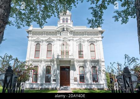 Bridgeport, CA, USA - 19 settembre 2017: Mono County Courthouse on Main Street a Bridgeport, California, un edificio in stile italiano, costruito nel 1880 Foto Stock