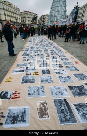 Proteste contro la chiusura del mercato di El Rastro, Madrid, Spagna - 15 novembre 2020 Foto Stock