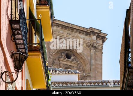 Torre della cattedrale di Granada vista dalla stretta via Sillería Foto Stock