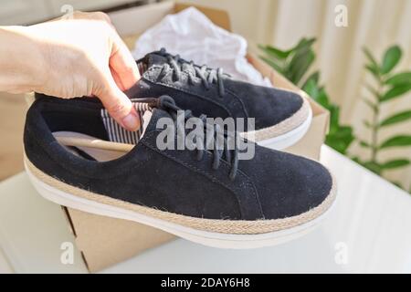 Nuove sneaker da donna in pelle scamosciata naturale nera in scatola a casa Foto Stock