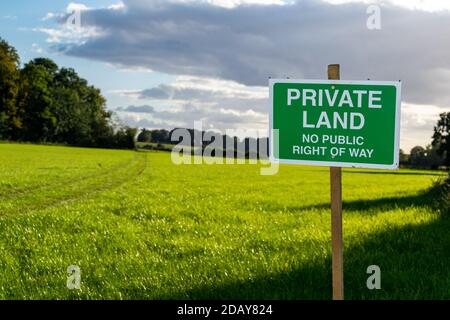 Terra privata nessun diritto pubblico di dire segno, bella e invitante lussureggiante prateria aperta dietro, agricoltori che prendono terre e proibiscono l'ingresso Foto Stock