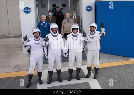 Astronauti della NASA Shannon Walker, a sinistra, Victor Glover, secondo da sinistra, Mike Hopkins, secondo da destra, e astronauta della Japan Aerospace Exploration Agency (JAXA) Soichi Noguchi, a destra, indossando gli spaceX, Fai un'ondata mentre escono dal Neil A. Armstrong Operations and Checkout Building per partire per il complesso di lancio 39A per salire a bordo della navicella spaziale SpaceX Crew Dragon per il lancio della missione Crew-1, il 15 novembre 2020, presso il Kennedy Space Center della NASA in Florida. La missione SpaceX Crew-1 della NASA è la prima missione di rotazione dell'equipaggio della SpaceX Crew Dragon e del Falcon 9 Rocket all'Internatio Foto Stock