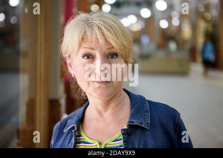 Attraente donna matura con ritratto dei capelli corti all'aperto. Foto Stock
