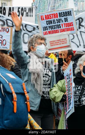 Proteste contro la chiusura del mercato di El Rastro, Madrid, Spagna - 15 novembre 2020 Foto Stock