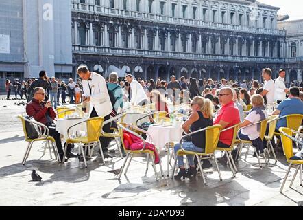 Persone in un ristorante su piazza San Marco, a Venezia Italia Foto Stock