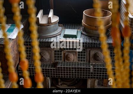 Un vecchio retrò stufa in cucina in una casa di campagna. Un vecchio retrò stufa in cucina in una casa di campagna. Foto Stock