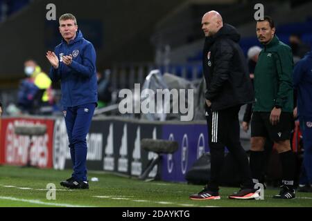 Cardiff, Regno Unito. 15 novembre 2020. Stephen Kenny, il capo allenatore della Repubblica d'Irlanda (l) e Rob Page, l'allenatore del Galles guardano dalla linea di contatto. UEFA Nations League, gruppo H match, Galles contro Repubblica d'Irlanda allo stadio cittadino di Cardiff, Galles del Sud, domenica 15 novembre 2020. pic by Andrew Orchard/Andrew Orchard sports photography/Alamy Live News Credit: Andrew Orchard sports photography/Alamy Live News Foto Stock