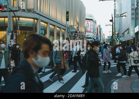 Le persone che indossano maschere protettive, a seguito dell'epidemia di coronavirus (COVID-19), attraversano una strada a Shinjuku il 14 novembre 2020 a Tokyo, Giappone. 14 novembre 2020. Credit: Nicolas Datiche/AFLO/Alamy Live News Foto Stock