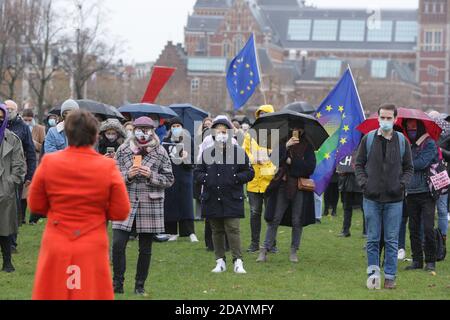 Gli attivisti pro-scelta che indossano maschere protettive contro il nuovo Restrizioni alla legge sull'aborto in Polonia al Museumplein amid Il Coronavir Foto Stock