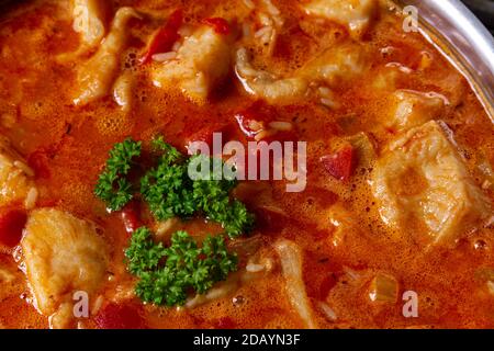 Stufato di pesce cajun, bollente in una padella. Foto Stock