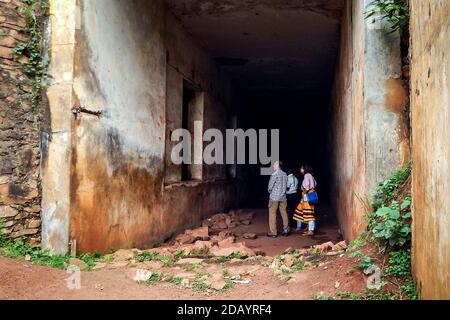 I turisti visitano il Palazzo Lubiri a Kampala, la capitale dell'Uganda. Il palazzo un tempo ospitava camere di tortura usate da IDI Amin, che dal 1971 al 1979 commise crimini contro l'umanità come presidente dell'Uganda. Foto Stock