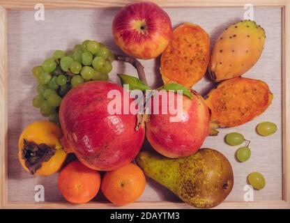 Ancora vita frutta foto su tela fatta come un dipinto di melograni, fichi di cactus, persimmon, uva, mandarino e pera Foto Stock