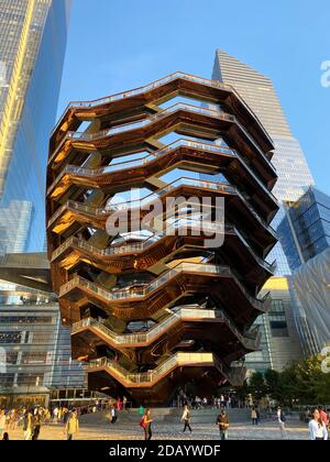 Vessel a New York City, Vessel è una struttura e un'attrazione turistica costruita come parte del progetto di riqualificazione Hudson Yards a Manhattan. Foto Stock