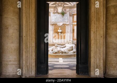Veduta della statua del Marforio al Museo Capitolino di Roma, Italia Foto Stock