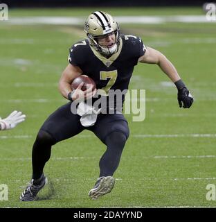 New Orleans, Stati Uniti. 15 novembre 2020. Il quarto di New Orleans Saints Taysom Hill (7) porta la contro i San Francisco 49ers al Louisiana Superdome di New Orleans domenica 15 novembre 2020. Foto di AJ Sisco/UPI. Credit: UPI/Alamy Live News Foto Stock