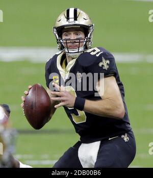 New Orleans, Stati Uniti. 15 novembre 2020. Il quarto di New Orleans Saints Drew Brees (9) lancia contro i San Francisco 49ers al Louisiana Superdome di New Orleans domenica 15 novembre 2020. Foto di AJ Sisco/UPI. Credit: UPI/Alamy Live News Foto Stock