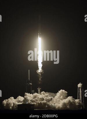 Cape Canaveral, Stati Uniti. 15 novembre 2020. Un razzo SpaceX Falcon 9 che porta la navicella spaziale Crew Dragon viene lanciato dal pad 39A al Kennedy Space Center. La missione Crew-1 sta inviando un equipaggio di quattro astronauti alla Stazione spaziale Internazionale. Credit: SOPA Images Limited/Alamy Live News Foto Stock
