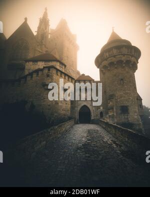 Castello Kreuzenstein in Austria durante l'autunno in una mattina foggy Foto Stock