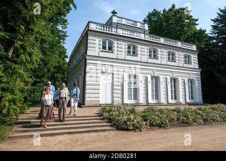 I turisti camminano accanto alla Casa Bianca (Biały Domek) nel Parco Lazienki a Varsavia in Polonia. Si tratta di una villa con giardino costruita nel 1774-76. Foto Stock